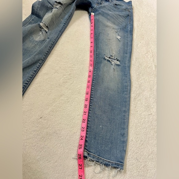 Judy Blue Light Wash Skinny Fit Distressed Jean - 11/30 - Picture 5 of 14